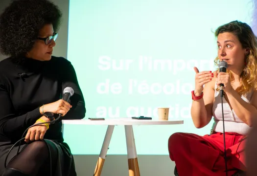 Swann Périssé sourit sur scène avec un micro lors de la cérémonie de la GMS