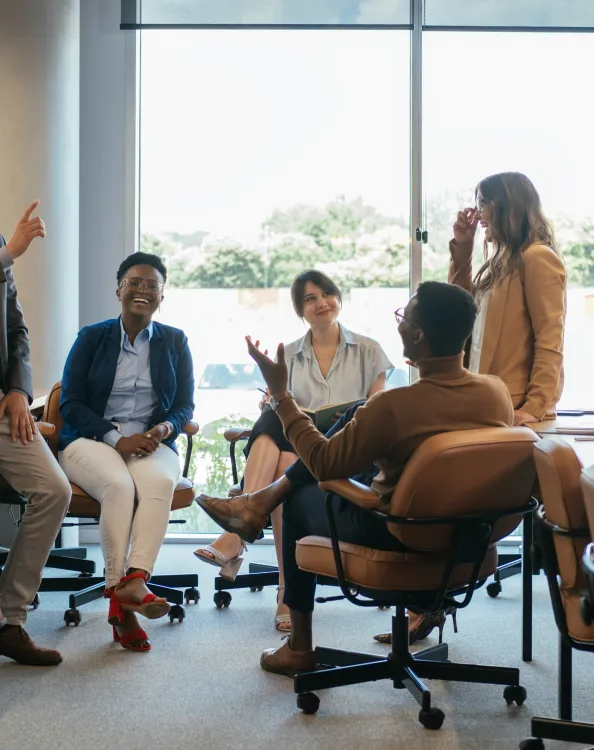 Des collaborateurs échangent en entreprise 