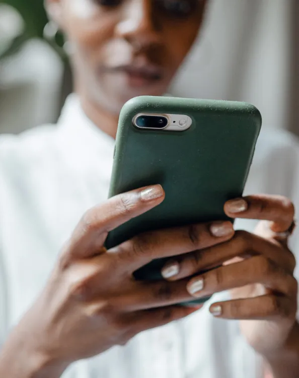 Une personne consulte son téléphone